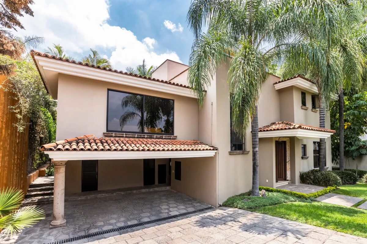 Casa Frente a Andares en Condominio Santa Isabel con Terreno de 878m2 para remodelar en Santa Isabel